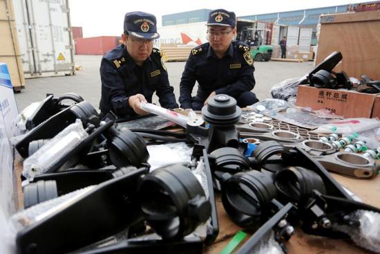 Tausende von Export-Dieselmotorteilen waren mit einer Verletzung der Marke Weichai verbunden
